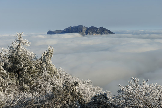 五峰独岭雪景