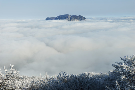 五峰独岭雪景