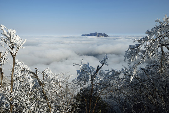 五峰独岭雪景