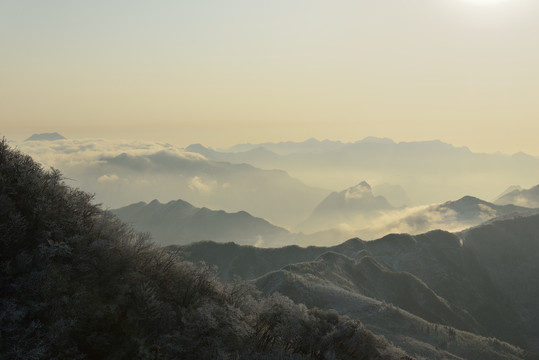 五峰独岭雪景云海风光