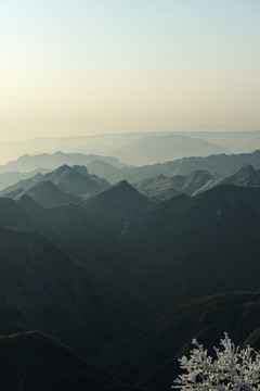 五峰独岭雪景云海风光