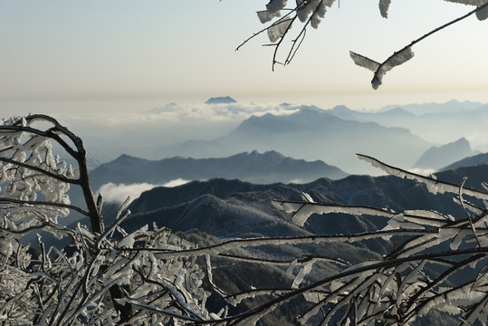 五峰独岭雪景