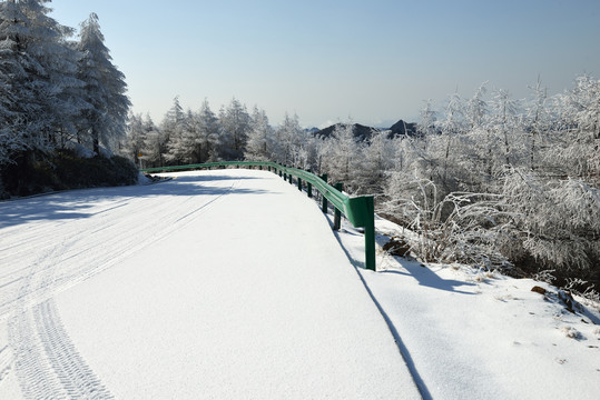 五峰独岭雪景