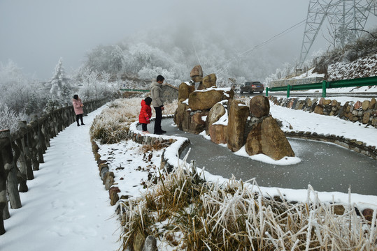 五峰独岭雪景