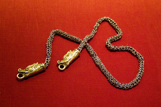 唐代鎏金铜龙首银锁链