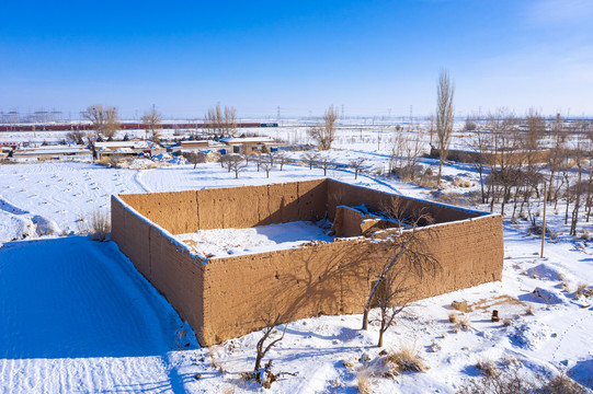 解放前老宅子雪景