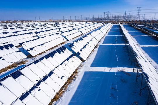 太阳能发电板积雪