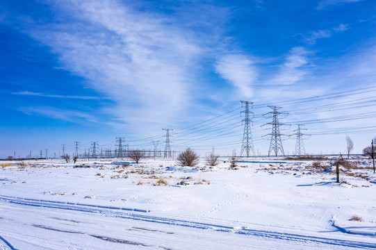 雪地高压线路