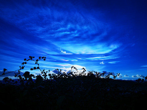 七彩祥云天空背景