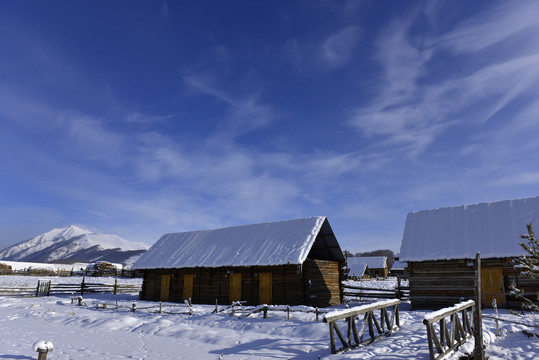 冬天雪地中的禾木小木屋