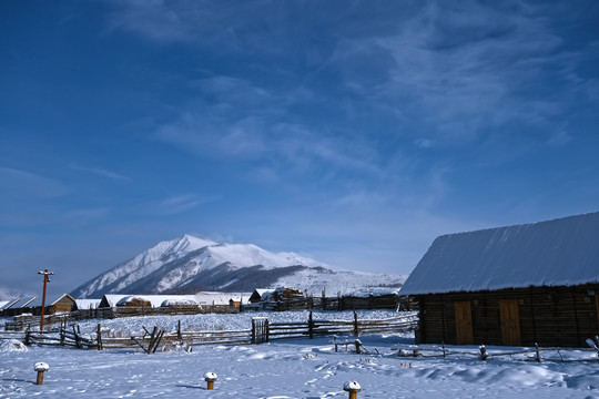 禾木小木屋與雪山