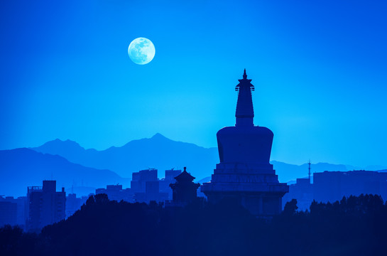 北京北海白塔映月