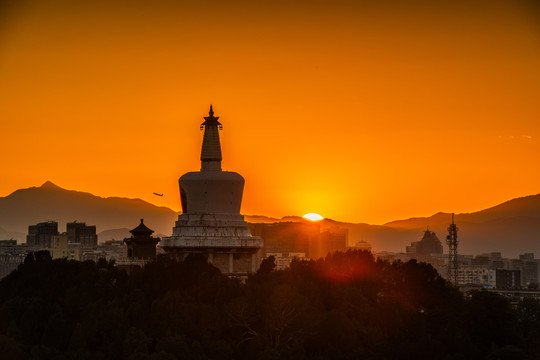 北京北海白塔夕照落日余晖