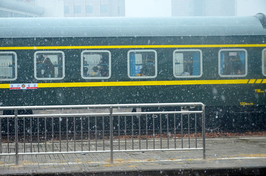 雪中绿皮火车