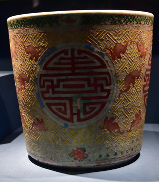 成都博物馆清代粉彩蝠纹寿字瓷缸