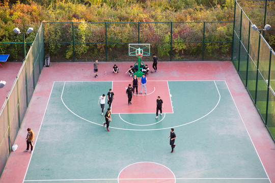 北京昌平区公园秋季群众运动场景