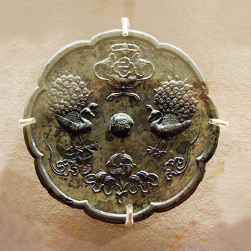 唐代孔雀纹铜镜