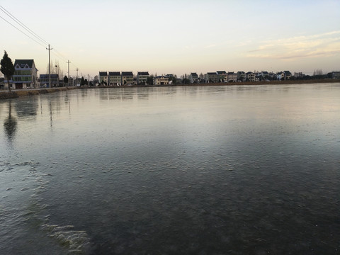 村庄结冰湖面