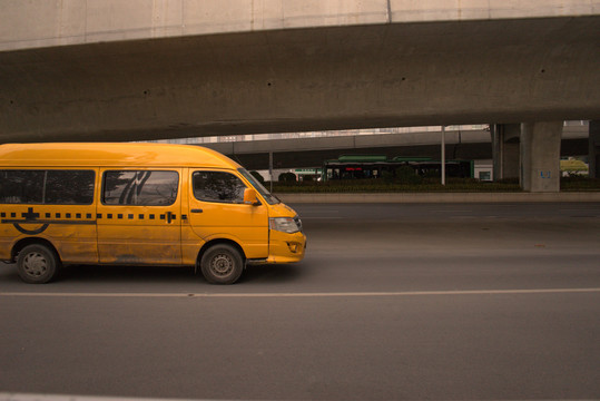 高架下快递车