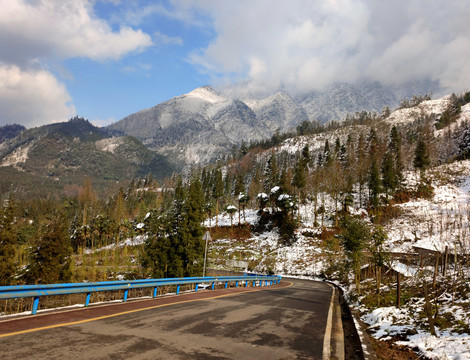 乡村公路雪山景色