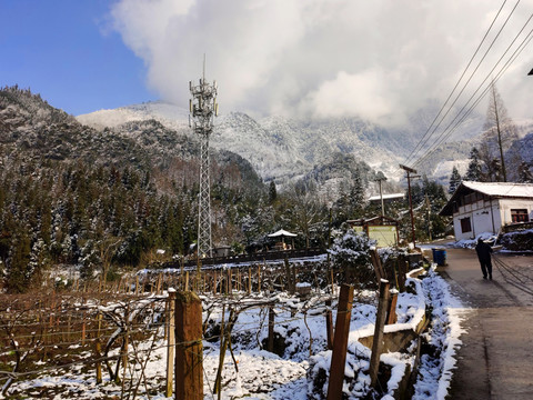 乡村雪景雪山信号塔