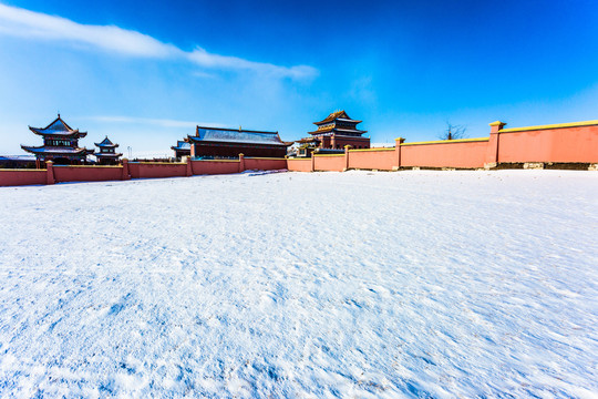 雪地寺庙红墙