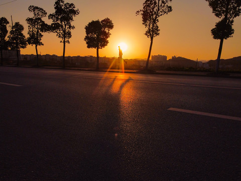 夕阳下的奔跑