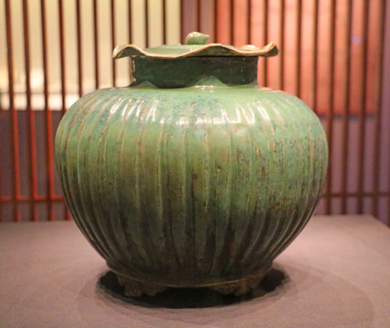石湾窑绿釉荷叶盖罐