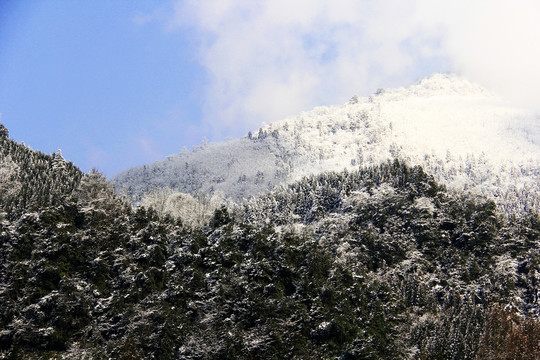 山地雪山景色