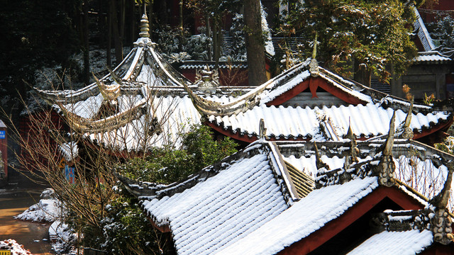 亭台楼角雪景