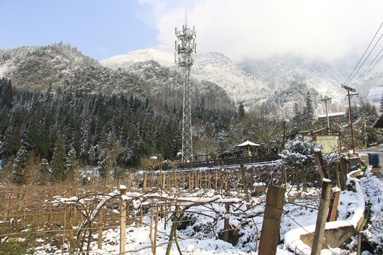 乡村雪山景色