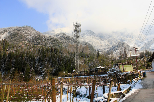 乡村雪山景色