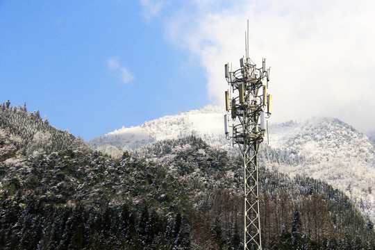 信号塔雪山景色