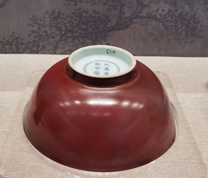 康熙款红釉瓷碗