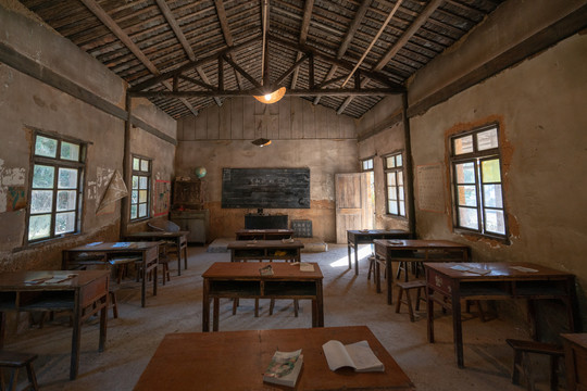 年代久远的乡村小学教室内景