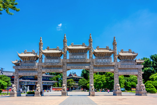 中国辽宁辽阳广佑寺青石牌坊