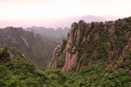 崇山峻岭