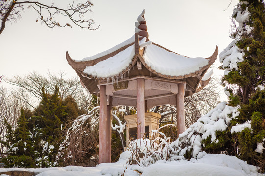 雪中的碑亭