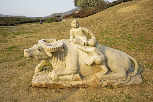 儿童骑牛雕塑