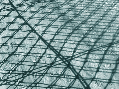 雪地上网的影子