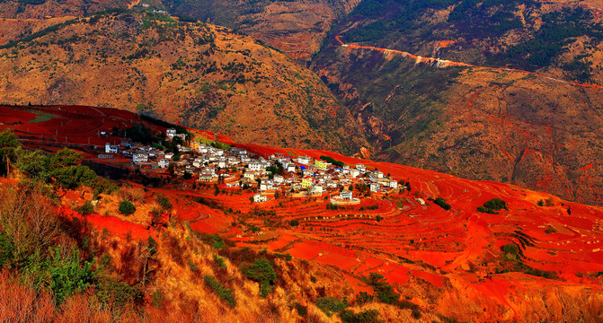 东川红土地小山村