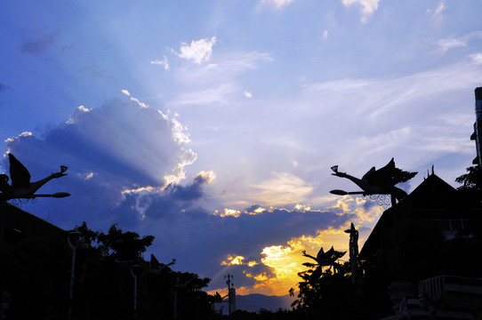 夕阳下民族风情小镇风光