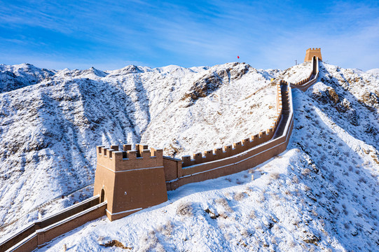 航拍山岭长城雪景