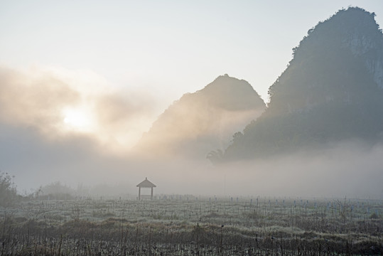 远山晨雾