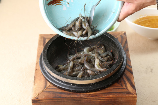 石锅河虾