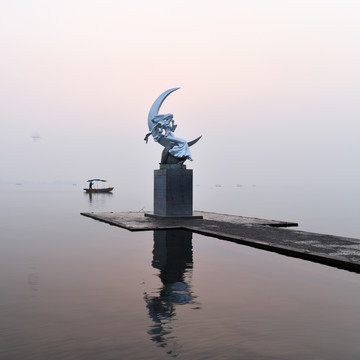 西昌邛海月亮女神日出