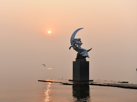 西昌邛海月亮女神塑像日出