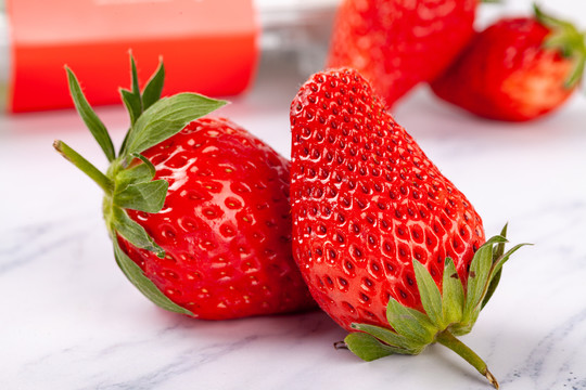 大理石桌面上的新鲜草莓