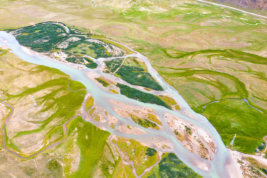 航拍西藏邦达草原上的玉曲河