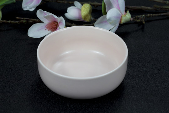 浅粉色瓷碗